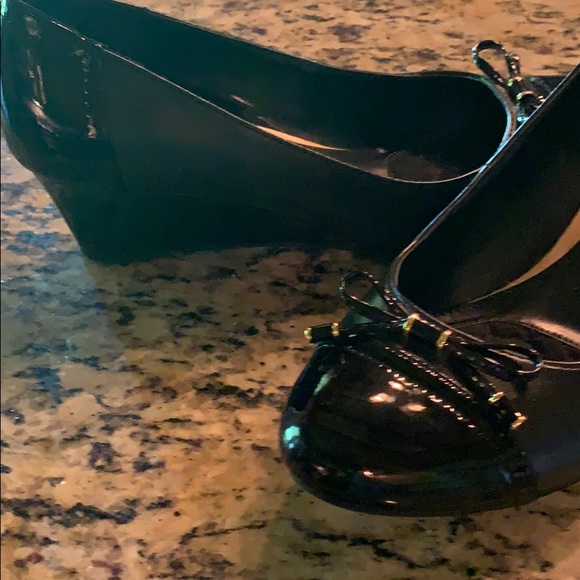 Chaps size 8 black wedges with gold accents on bow - Picture 4 of 5